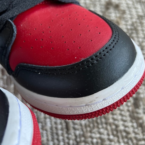 Nike NEW Air Jordan 1 Low GS Bred Toe Sneakers Size 5 Youth W/Original Box - Picture 7 of 11